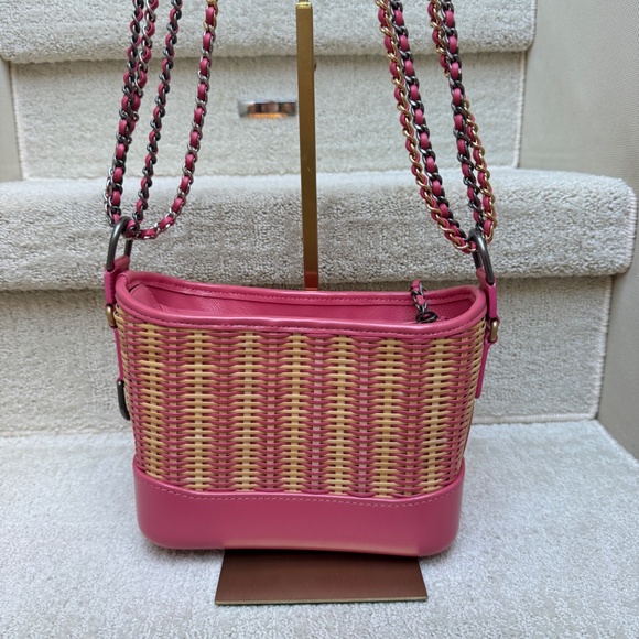 Chanel Gabrielle Hobo Small in Beige Rattan & Pink leather - Picture 9 of 14